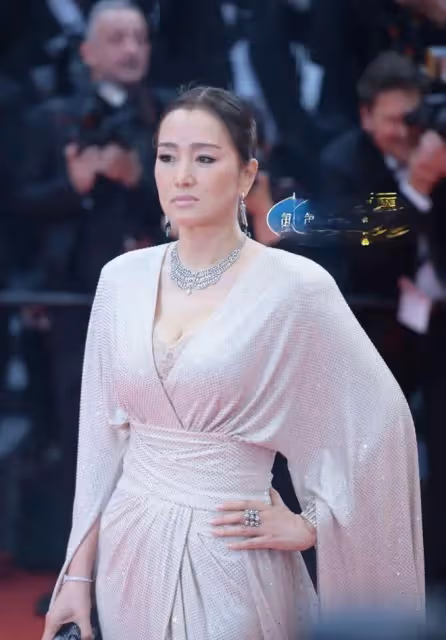 58歲鞏俐和26歲關曉彤同框，「骨相美」的優勢很明顯