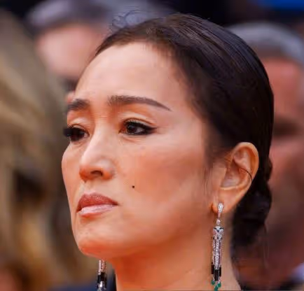 58歲鞏俐和26歲關曉彤同框，「骨相美」的優勢很明顯