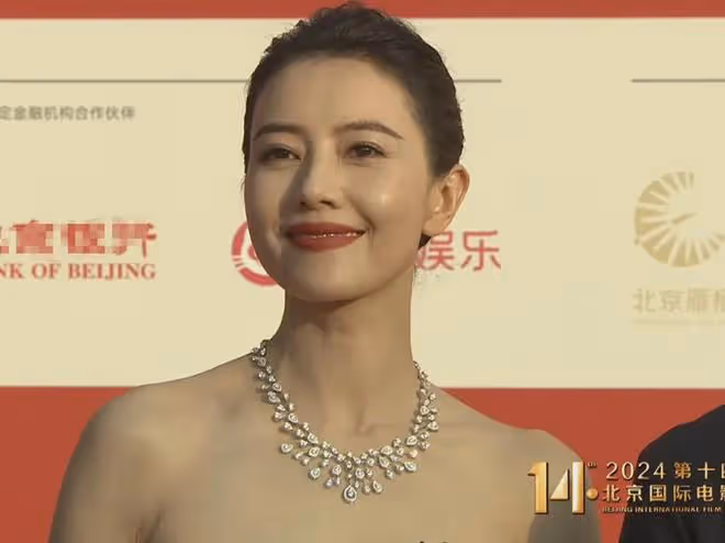 58歲鞏俐和26歲關曉彤同框，「骨相美」的優勢很明顯