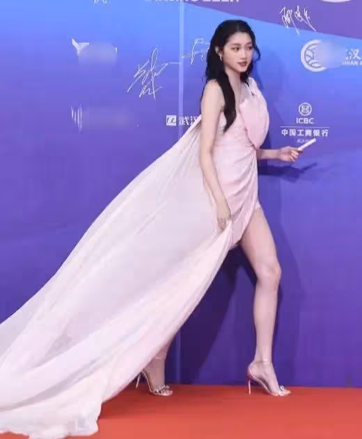 關曉彤亮相坎城紅毯，穿性感禮服被嘲，這三個原因是關鍵
