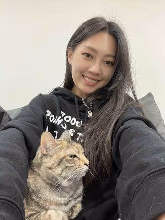 女歌手慘被愛貓抓傷「脖子一路到胸口」 自嘲:有事業線