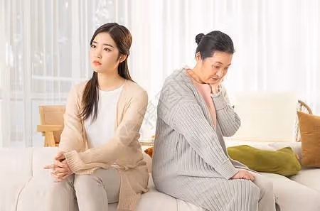 小侄女出生我給了5千紅包,被爸媽打電話斥責:你怎麼那麼小氣?