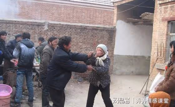 姥爺打罵姥姥半輩子,三舅媽嫁來後對姥爺說:再動手我用鐵杴拍你