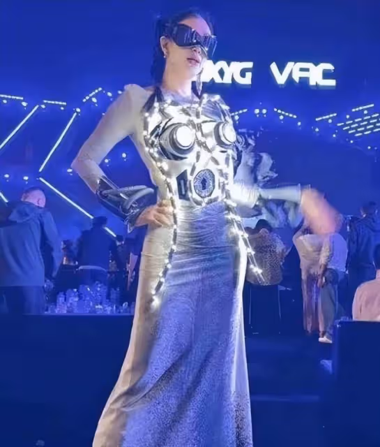 鍾麗緹母女三花同框,大女兒曾當眾脫褲子!媽媽胸前大燈引注意