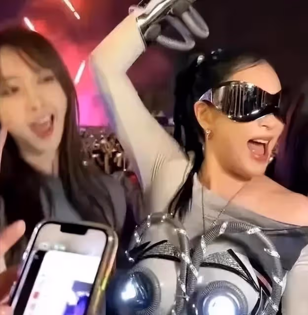 鍾麗緹母女三花同框,大女兒曾當眾脫褲子!媽媽胸前大燈引注意