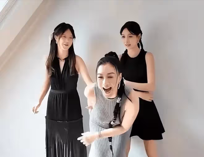 鍾麗緹母女三花同框,大女兒曾當眾脫褲子!媽媽胸前大燈引注意