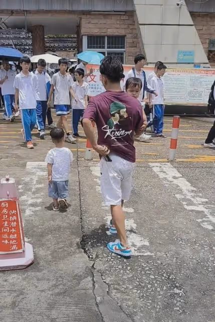 44歲爺爺抱著孫女牽著孫子,去校門口接14歲兒子,爺倆見面亮了!