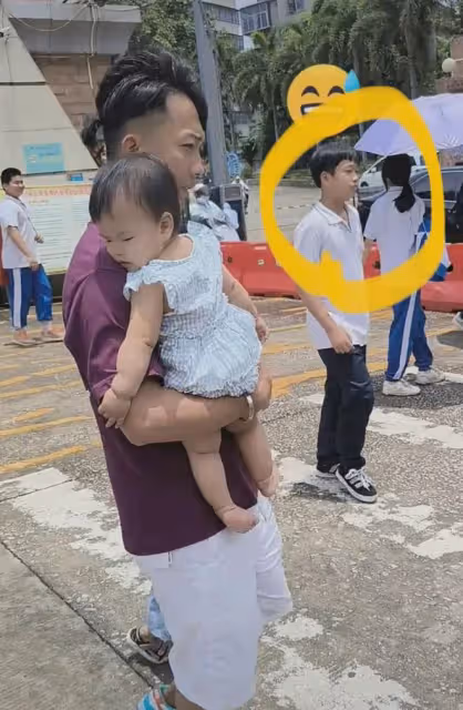 44歲爺爺抱著孫女牽著孫子,去校門口接14歲兒子,爺倆見面亮了!