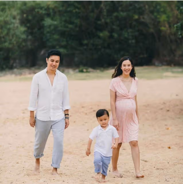 周潤發「前妻」再當外婆!愛女懷「二胎」肚大如籮,海邊拍「全家福」甜蜜溫馨
