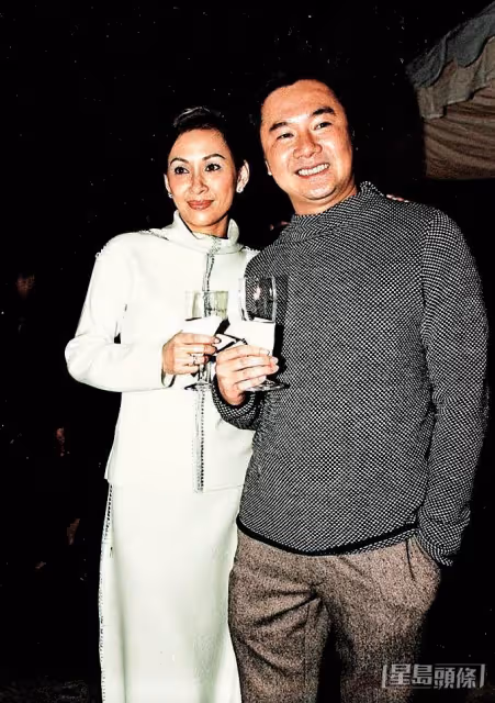 周潤發「前妻」再當外婆!愛女懷「二胎」肚大如籮,海邊拍「全家福」甜蜜溫馨