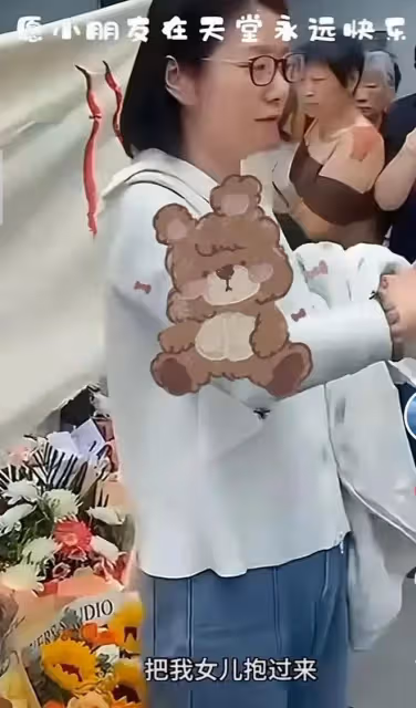 後續!優優媽透露,大哥抱下女兒時,身上沾滿她的腦漿