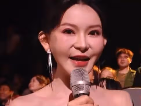 《歌手2024》女主持人長相奇怪，滿臉科技感