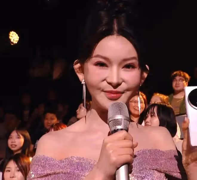 《歌手2024》女主持人長相奇怪，滿臉科技感