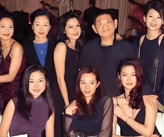 100多位情婦，每年包養費上億元，九女同床比韋小寶的故事還精彩