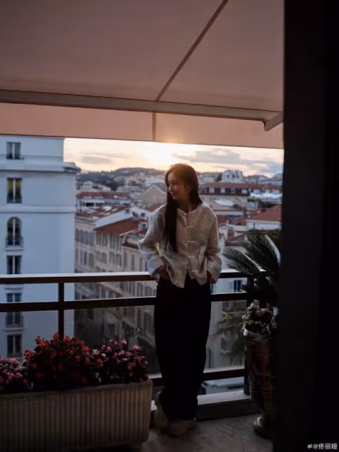 佟麗婭曬坎城電影節plog,與彭于晏等開心合影,男帥女美超養眼