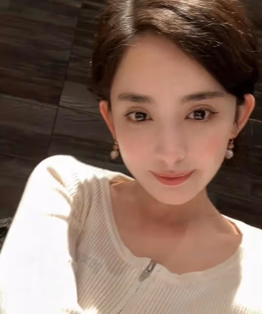 娜扎媽媽顏值太高了!穿黑裙變闊太穩坐C位,同框娜扎更像姐妹花