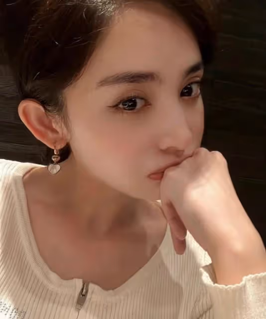 娜扎媽媽顏值太高了!穿黑裙變闊太穩坐C位,同框娜扎更像姐妹花