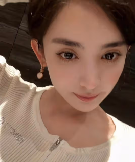 娜扎媽媽顏值太高了!穿黑裙變闊太穩坐C位,同框娜扎更像姐妹花