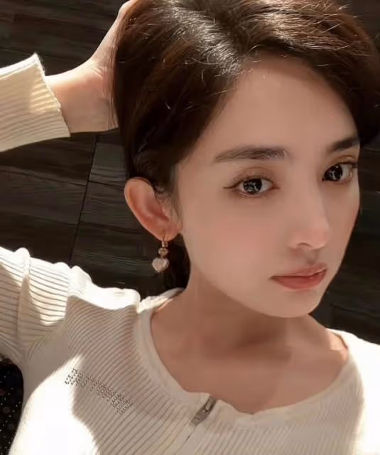 娜扎媽媽顏值太高了!穿黑裙變闊太穩坐C位,同框娜扎更像姐妹花