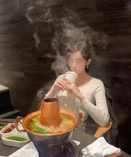 娜扎媽媽顏值太高了!穿黑裙變闊太穩坐C位,同框娜扎更像姐妹花