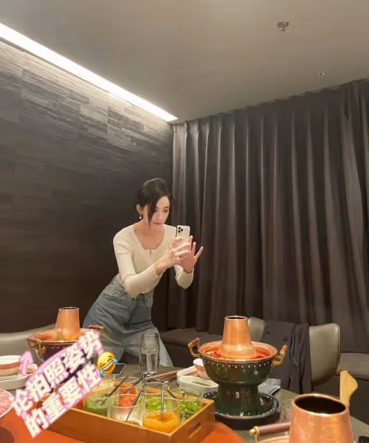 娜扎媽媽顏值太高了!穿黑裙變闊太穩坐C位,同框娜扎更像姐妹花