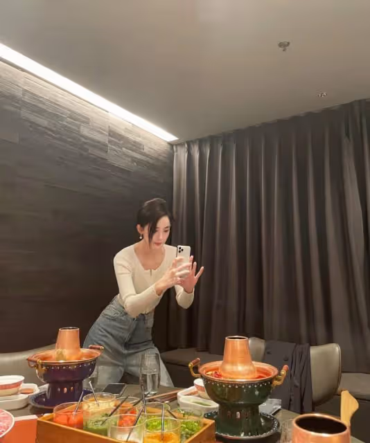 娜扎媽媽顏值太高了!穿黑裙變闊太穩坐C位,同框娜扎更像姐妹花