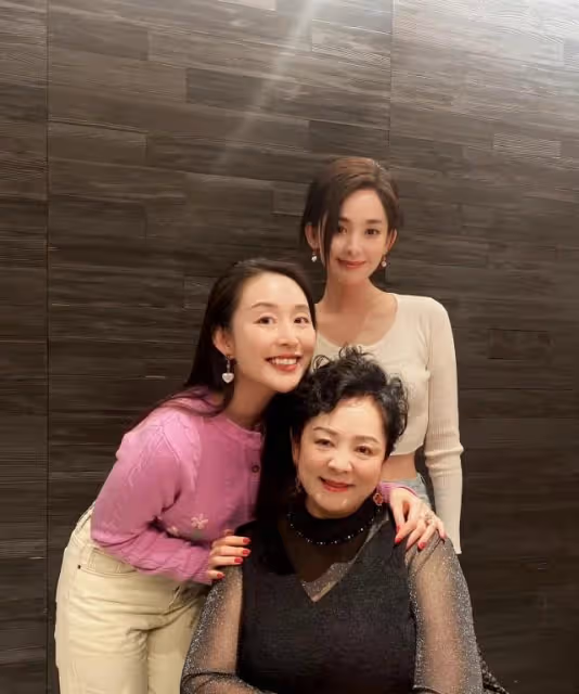 娜扎媽媽顏值太高了!穿黑裙變闊太穩坐C位,同框娜扎更像姐妹花