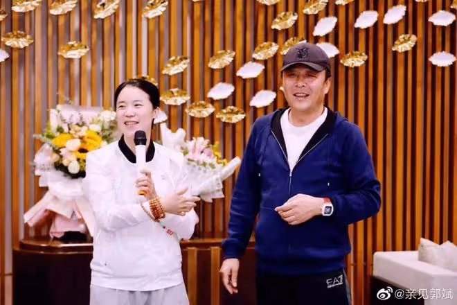 王楠攜富豪老公亮相!她穿著樸素接地氣,老公身家過億氣質儒雅