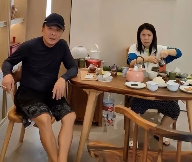 王楠攜富豪老公亮相!她穿著樸素接地氣,老公身家過億氣質儒雅