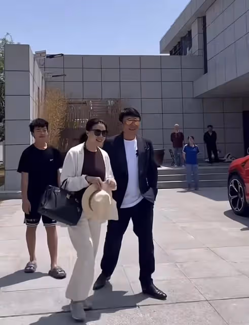 王楠攜富豪老公亮相!她穿著樸素接地氣,老公身家過億氣質儒雅