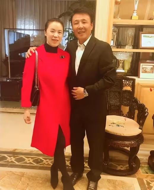 王楠攜富豪老公亮相!她穿著樸素接地氣,老公身家過億氣質儒雅