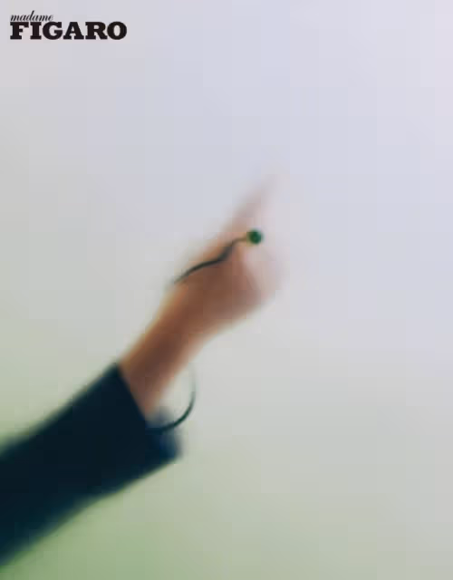 娜扎久違登大刊太大膽!穿黑色bra秀性感身材,顯優越的身材比例