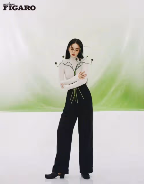 娜扎久違登大刊太大膽!穿黑色bra秀性感身材,顯優越的身材比例