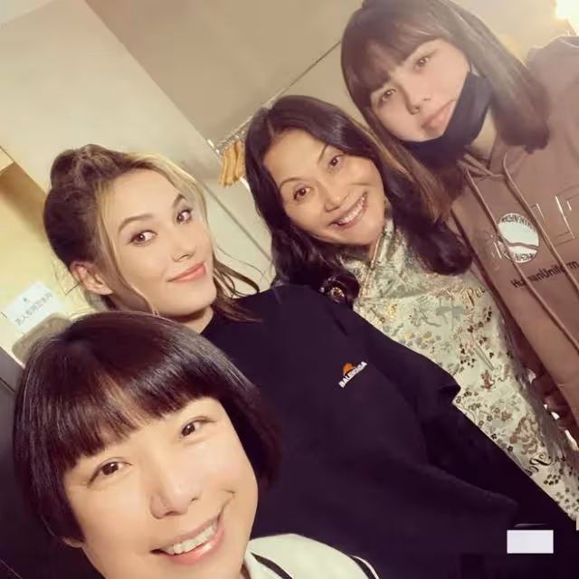 谷愛凌與媽媽合體亮相!穿休閒裝藏不住超模範,同框張宇絲毫不輸