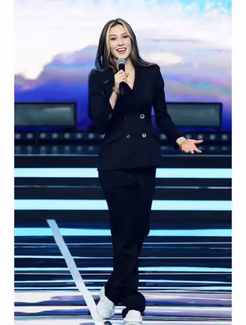 谷愛凌與媽媽合體亮相！穿休閒裝藏不住超模範，同框張宇絲毫不輸