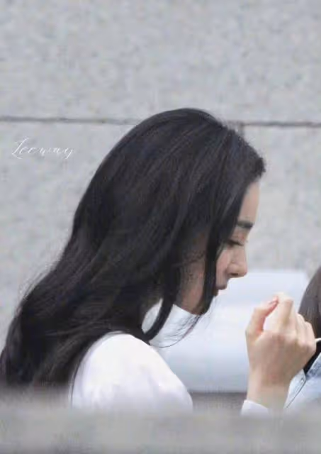 楊冪新劇港風造型直接封神!烈焰紅唇+低馬尾美艷大氣,徹底爆火