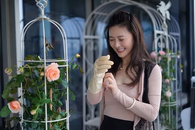 46歲田海蓉真會扮嫩!穿粉衣打扮得像26歲,優越身材真令人羨慕