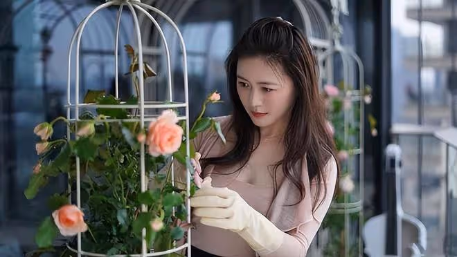 46歲田海蓉真會扮嫩!穿粉衣打扮得像26歲,優越身材真令人羨慕