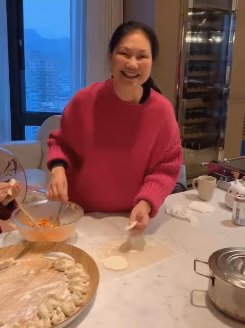 具俊曄為討好岳母太用心!母親節送花超貼心,外出工作打扮超潮流