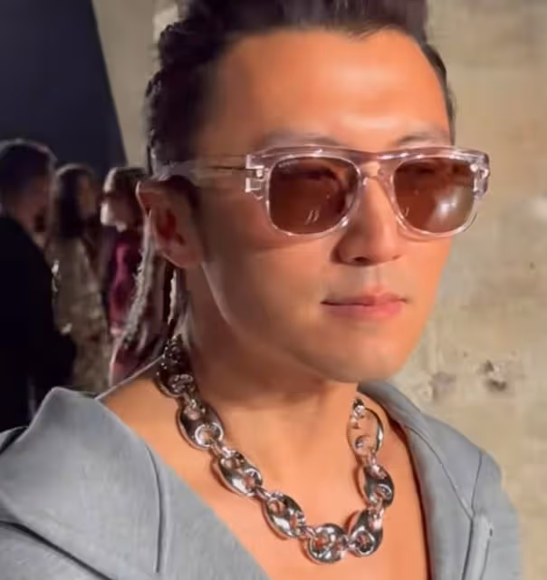 謝霆鋒現身活動顏值大翻車！身材發福，造型油膩，評論區大吐槽