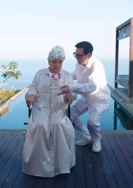 向華強向太共度520，結婚44年恩愛如初，陪伴是最長情告白