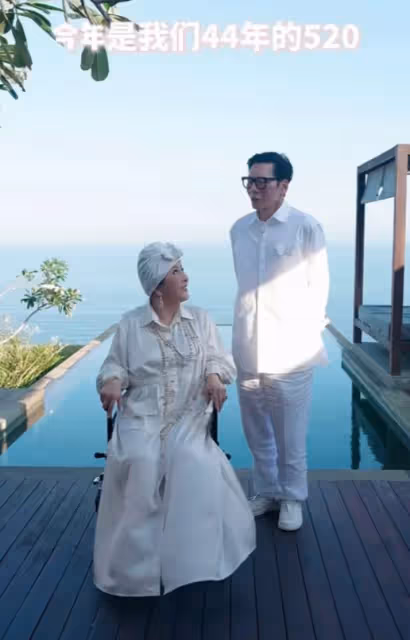 向華強向太共度520，結婚44年恩愛如初，陪伴是最長情告白