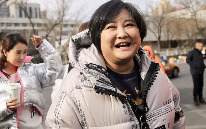 賈玲獲蒙牛代言，事業再迎高峰，魅力四射，新形象備受矚目！