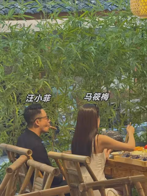 汪小菲領未婚妻馬筱梅吃火鍋，店內公然抽雪茄吐煙，馬筱梅板著臉