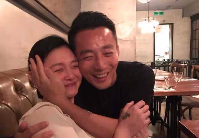 汪小菲領未婚妻馬筱梅吃火鍋，店內公然抽雪茄吐煙，馬筱梅板著臉