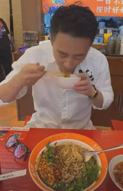 汪小菲攜女友現身四川,看熊貓吃自家酸辣粉,牽手高調撒糖超甜!