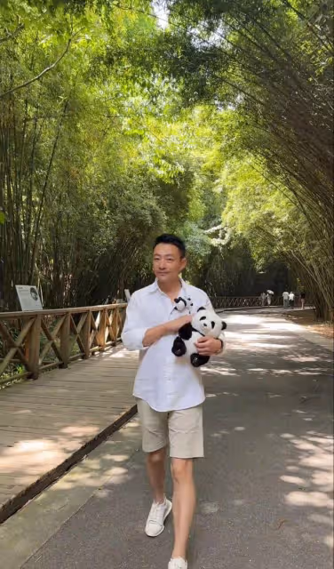汪小菲攜女友現身四川,看熊貓吃自家酸辣粉,牽手高調撒糖超甜!