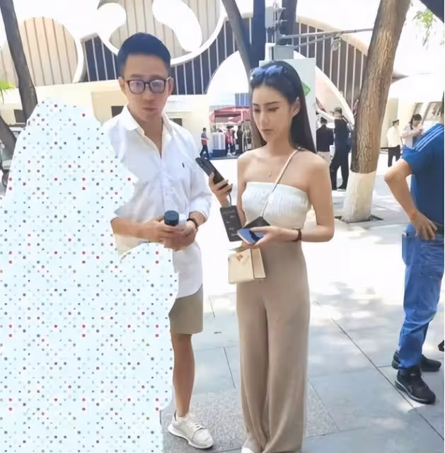 汪小菲攜女友現身四川,看熊貓吃自家酸辣粉,牽手高調撒糖超甜!
