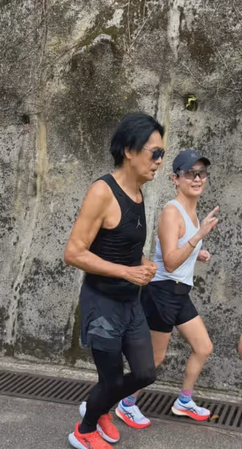 周潤發跑步被偶遇,腿部不明瘤子凸起,暴瘦脫相,被指過度養生!