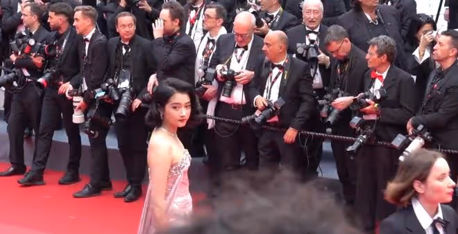 被保安催促,被無視,摔出「吸奶器」,國內女明星丟臉丟到國外了